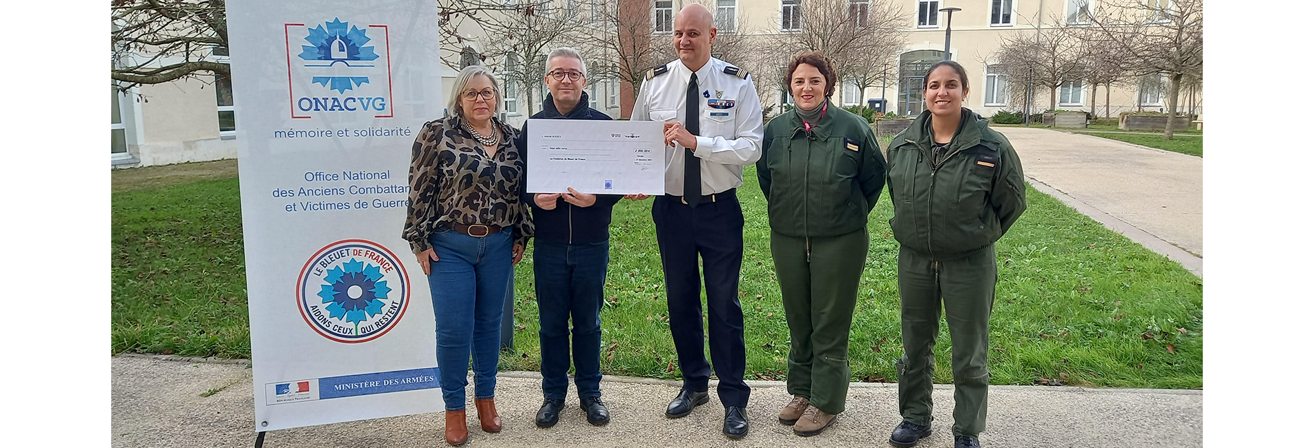 Image of military donors for the benefit of the National Office for Veterans and Victims of War (ONACVG) following the cornflower campaign in France